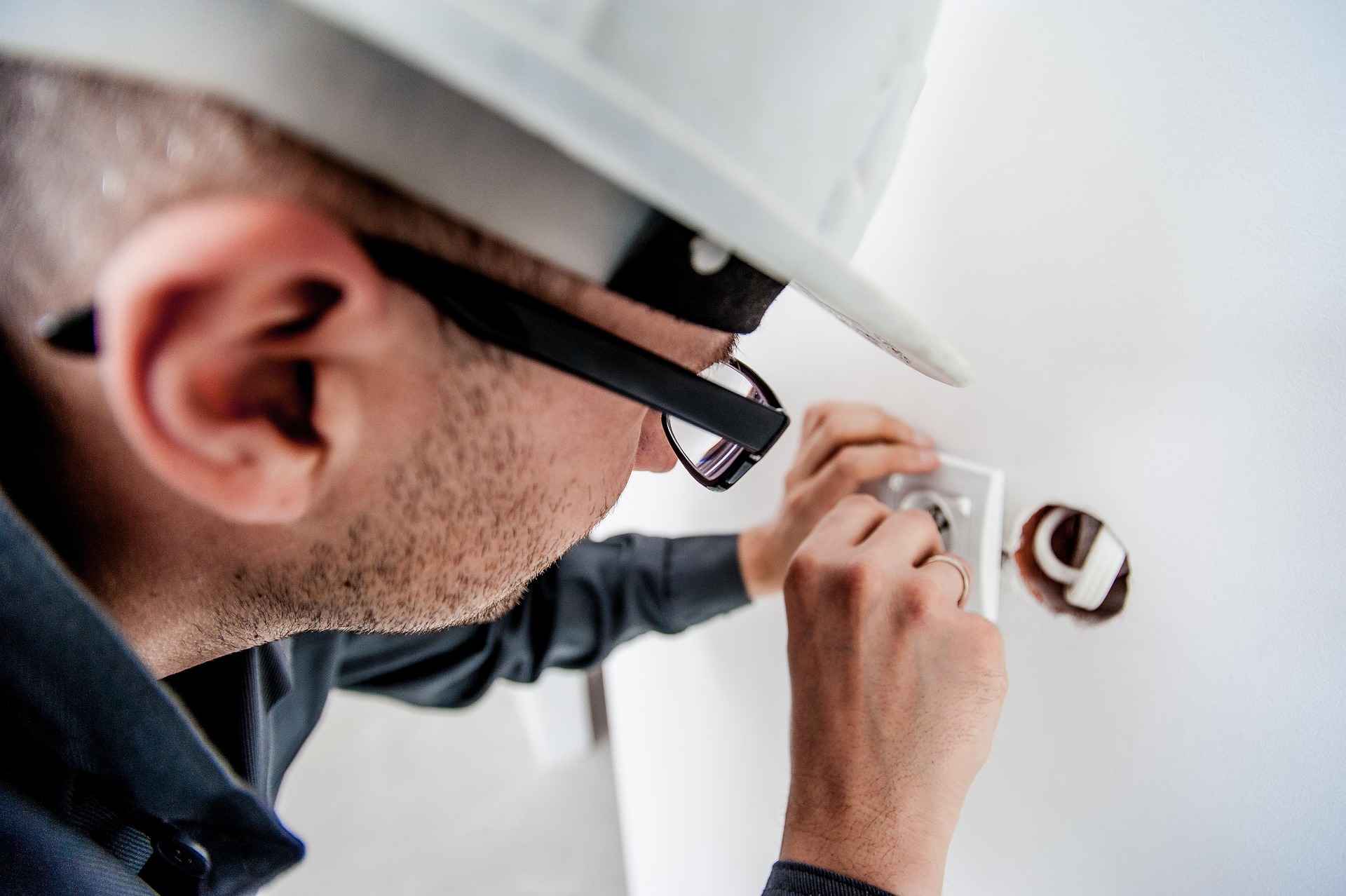 jarmoluk electrician 1080554 1920